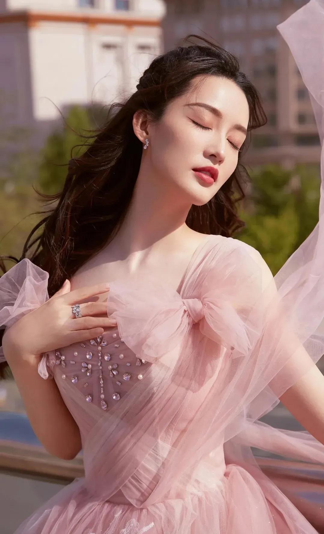 姹紫嫣红霞笼雾，佳酿温馨浅浅歌