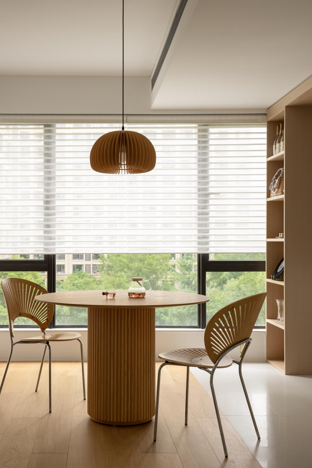 餐厅空间太小如何设计活动餐桌,3.8加4.5的餐厅可以放多大的圆桌