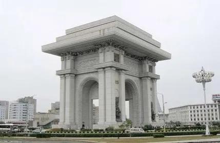 我在朝鲜办理国际手机卡，朝鲜姑娘约我逛街买衣服