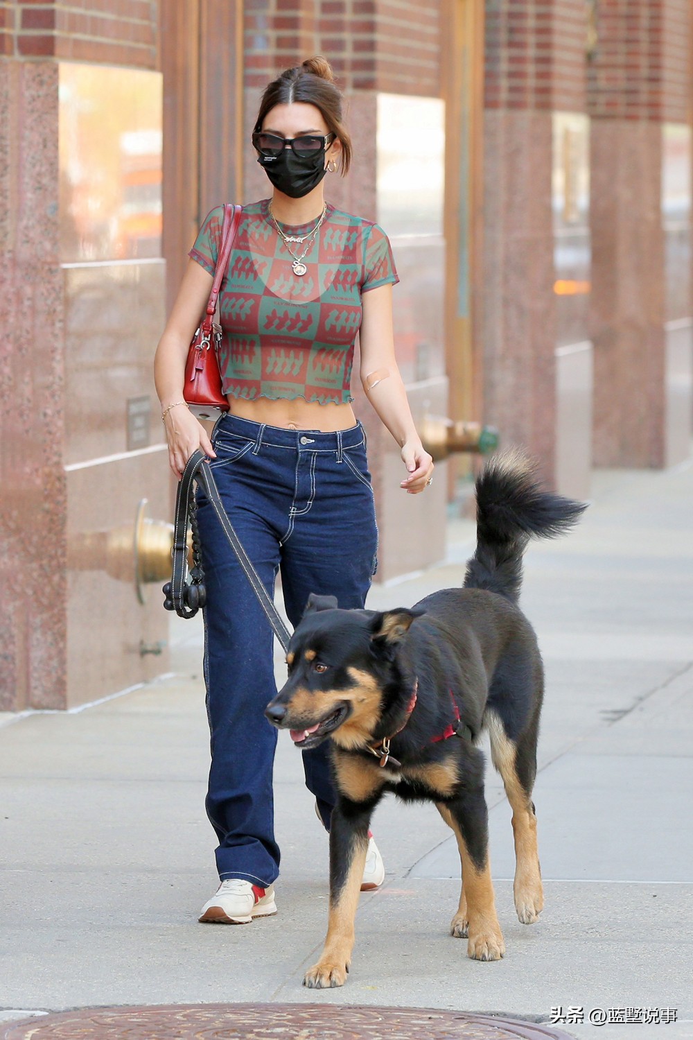 外国美女穿牛仔裤大全,欧美明星牛仔裤怎么穿好看