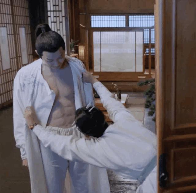 连屁股都是假的？假肩、假发、假腹肌，这些明星身上还有啥是真的