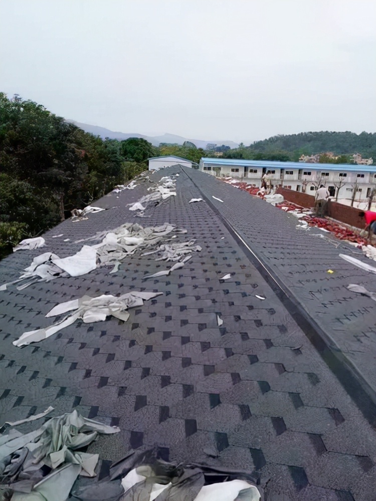 水泥瓦别再用了，换这种封顶美观还防水，彻底告别雨天噼里啪啦声