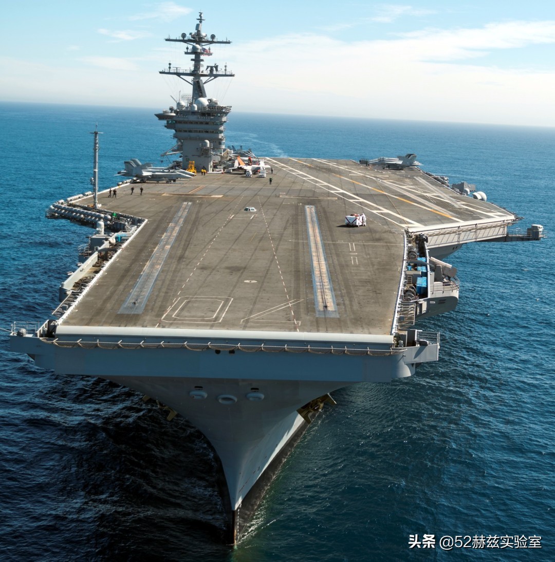 为什么航母旁边有很多小船,为什么航母后面有长长的拖尾