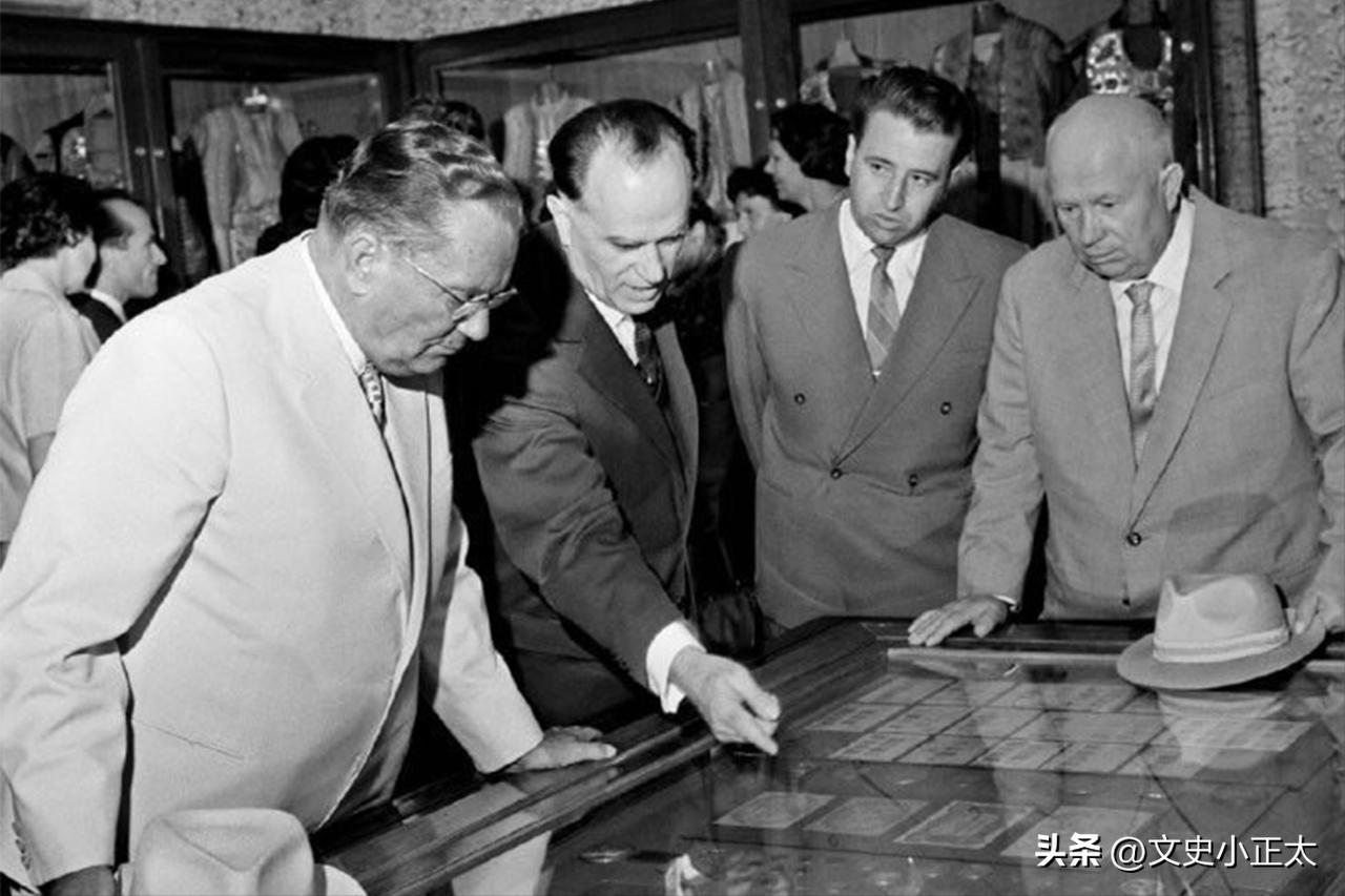 1957年毛*东泽**率团访苏，赫鲁晓夫问这小个子是谁，*小平邓**机智回答