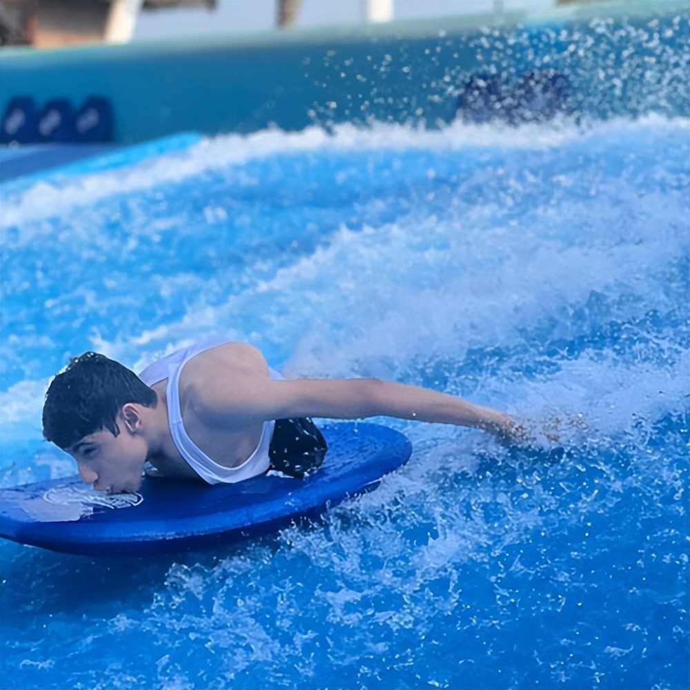 世界杯开幕式的小矮人是谁,世界杯开幕式没有腿的男人