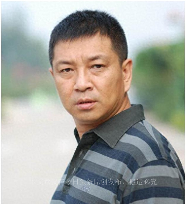 成名后抛弃妻子二婚至今未育,成名之后抛弃妻子女儿