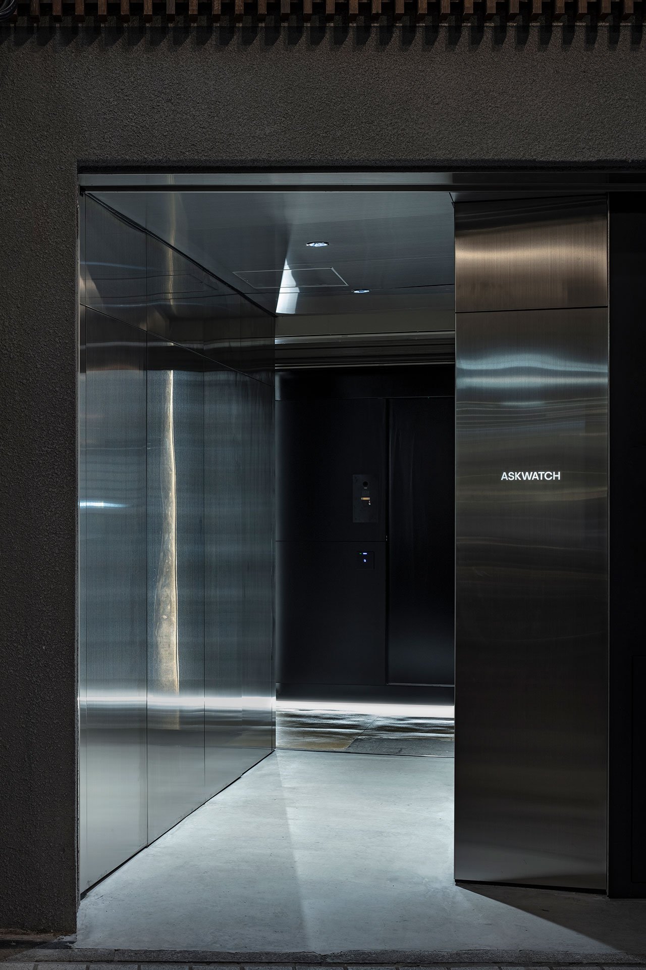 KentaNagai在东京一家豪华手表店探索时间的不屈服本质