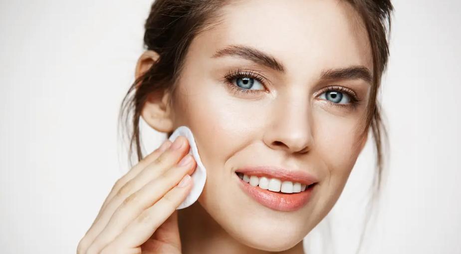 脸上爱出油是什么原因导致的,脸上长痘痘爱出油是什么原因