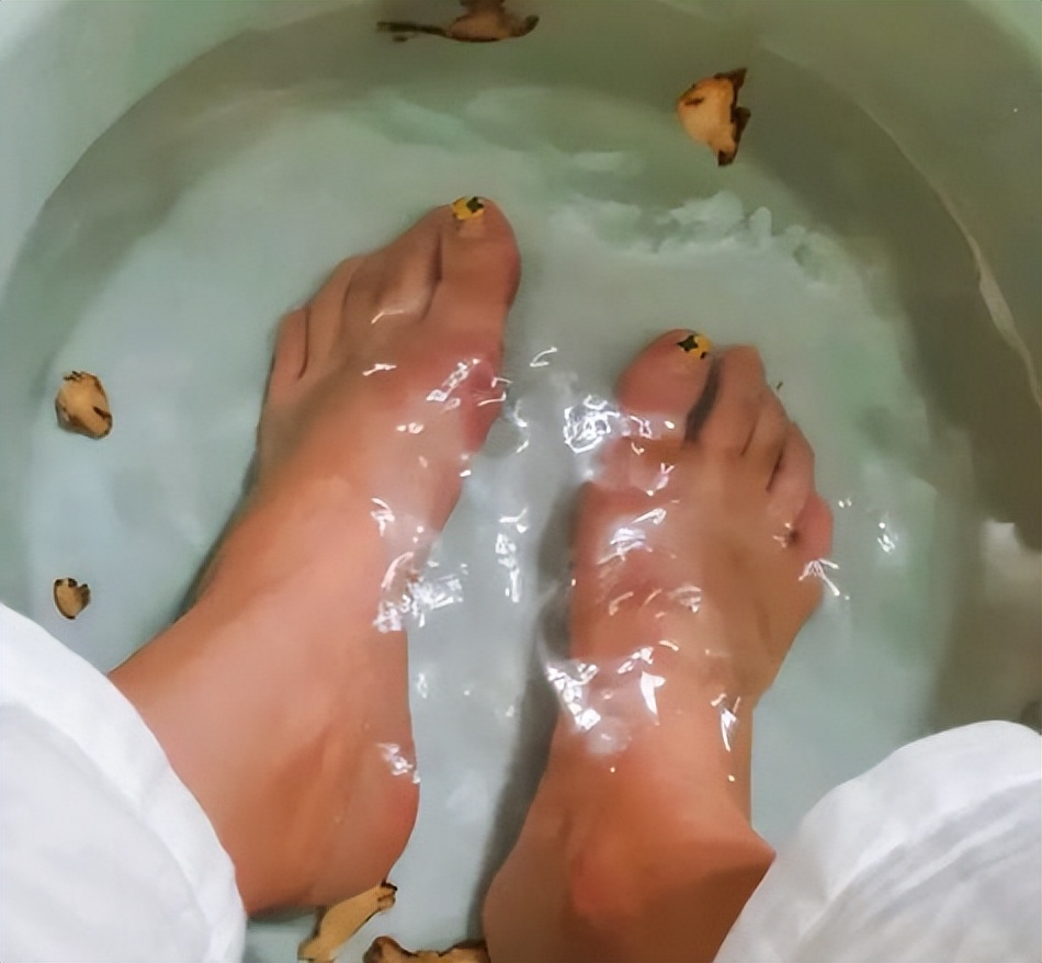 女人睡前用艾叶泡脚好吗,睡前艾叶生姜泡脚