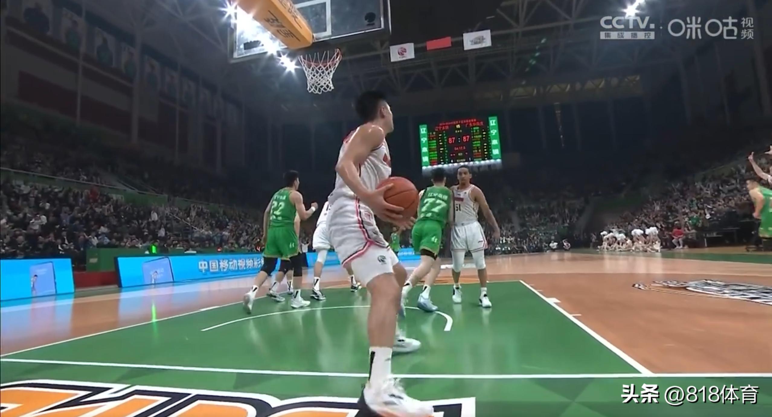 张镇麟劈扣韩国中锋,张镇麟扫堂腿肘击原视频