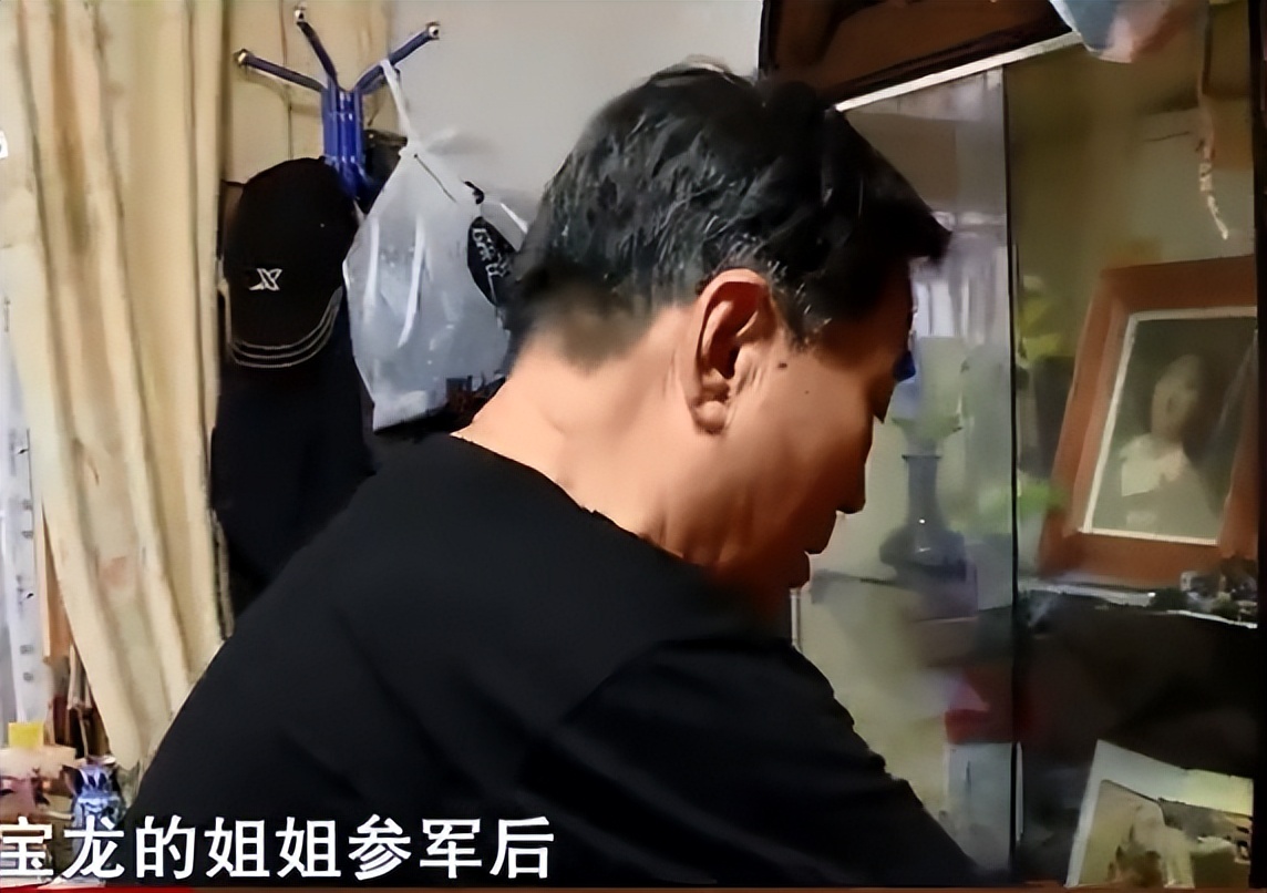 她23岁为国牺牲，初恋为其守墓一生未婚，弟弟苦寻64年在墓地痛哭