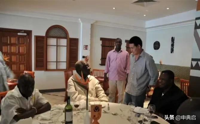 迪拜华人欧文卖手机50元一台，中国低价工业品是非洲人民的救星