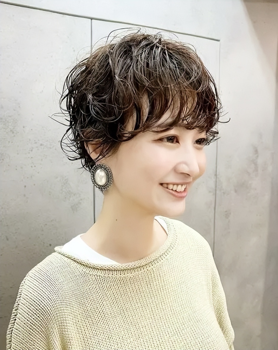 2023年流行烫发图片,2020年最流行的发型短发瘦脸烫发