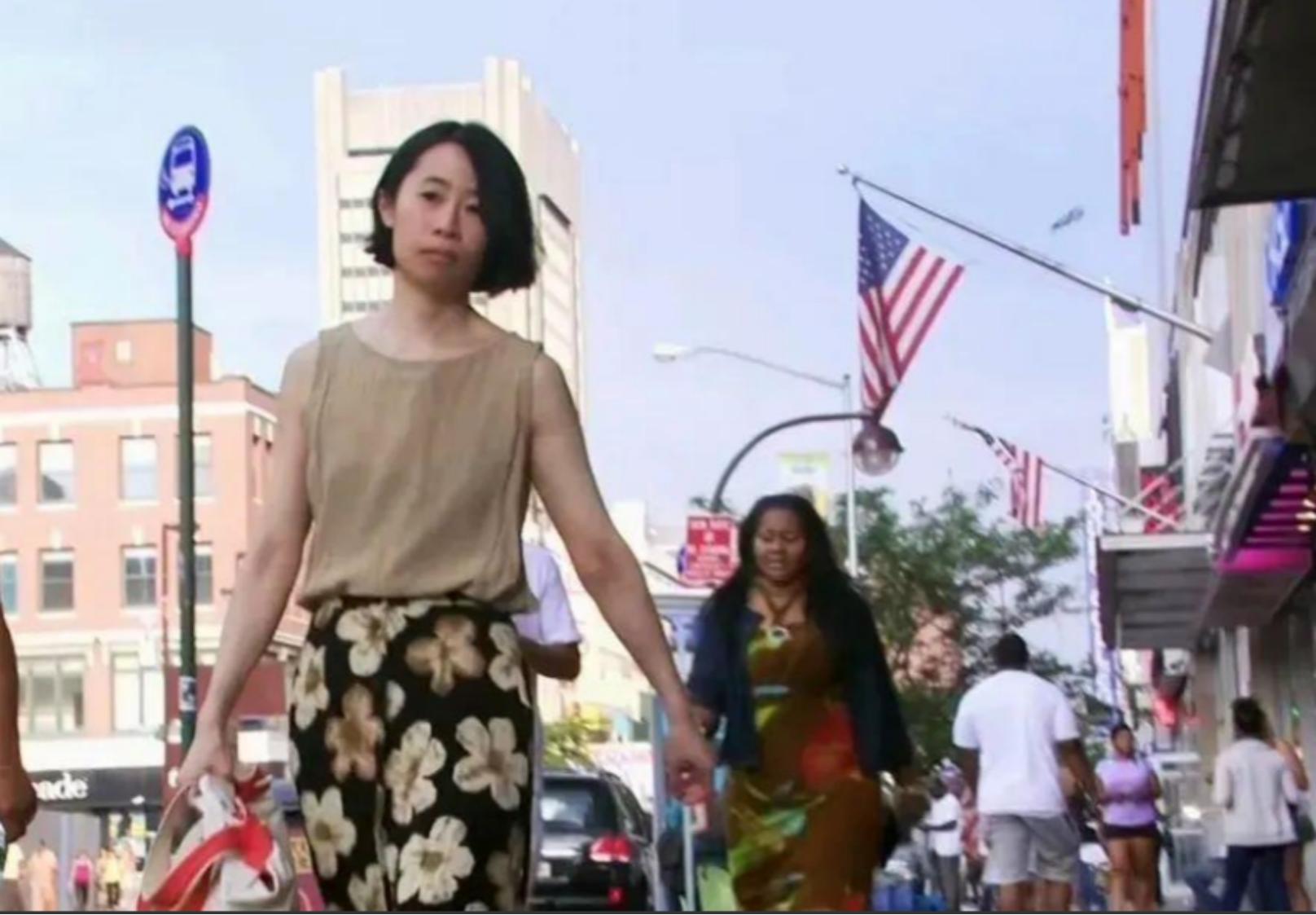 女白领20年不买内衣，厕纸晒干重复用，吃的全靠捡，纽约买套房