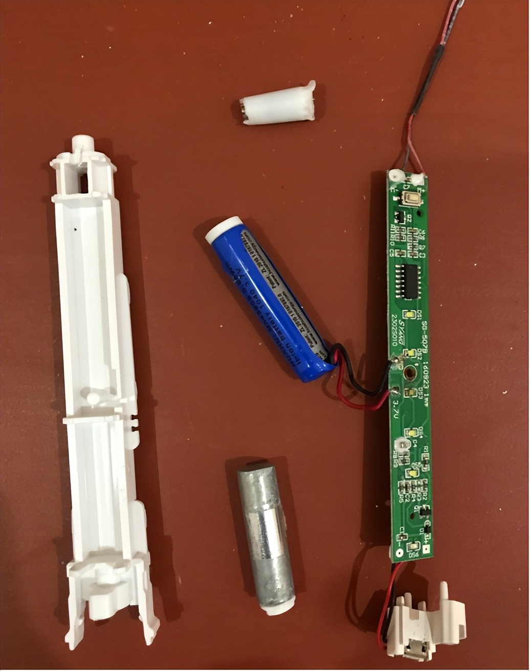 电动牙刷和普通牙刷对牙的好坏,飞利浦牙刷充电器如何判断好坏