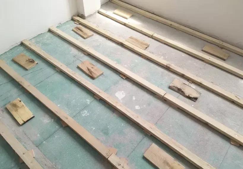 装修木地板怎么铺视频教程,装修铺强化木地板避坑攻略