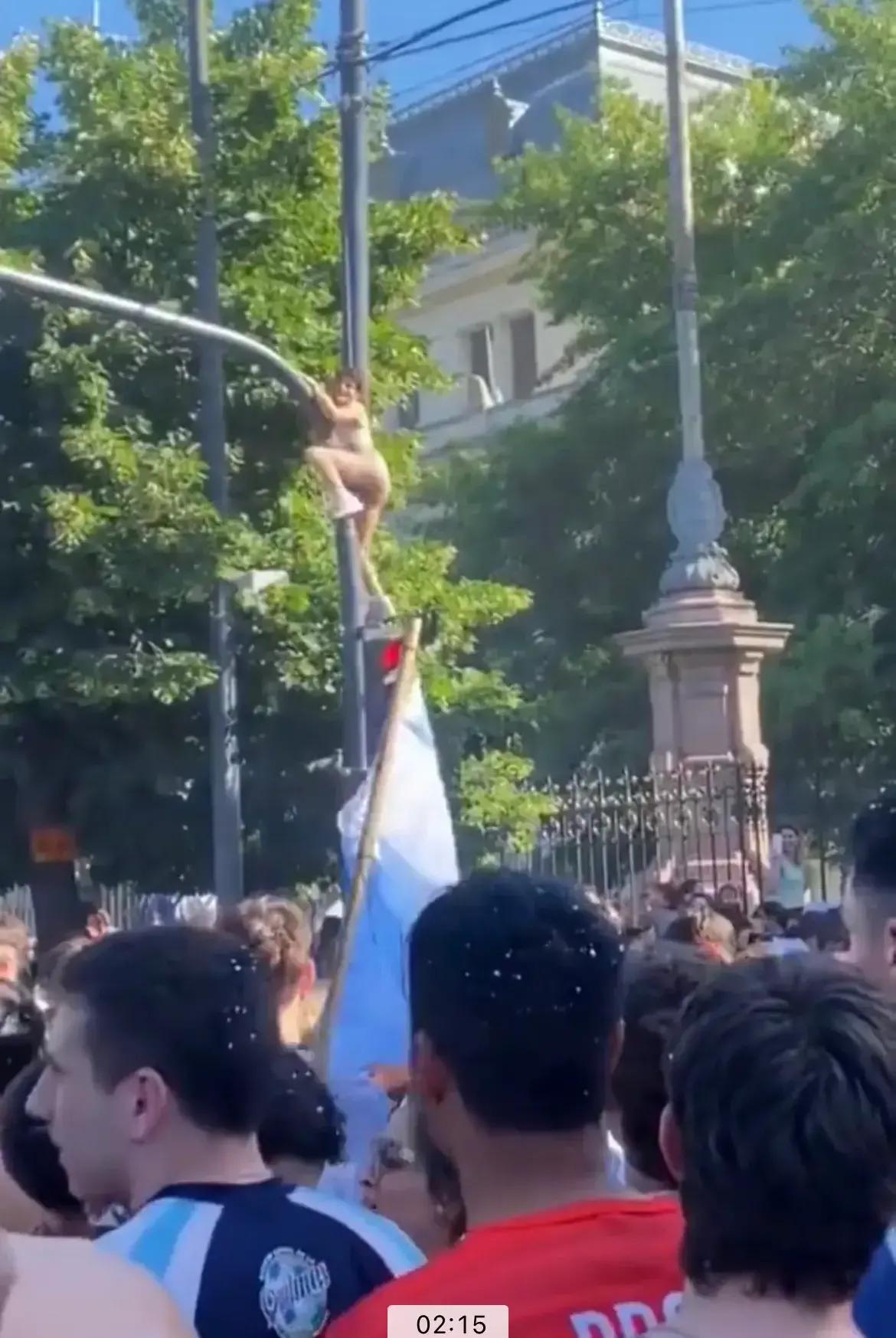 梅西对待球迷的温暖时刻,球迷对梅西的热情