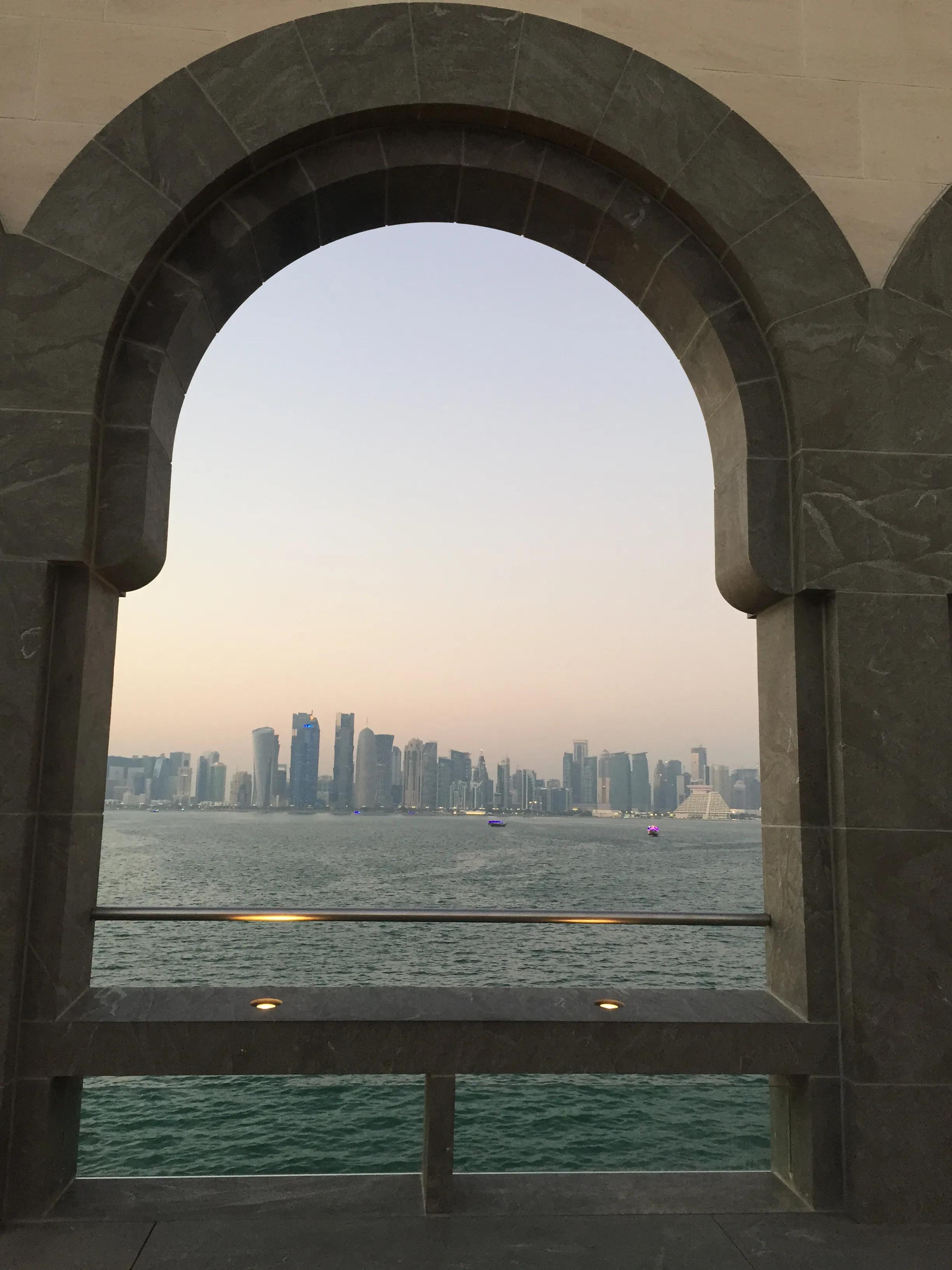 真实的卡塔尔长这样，一半沙漠一半海水