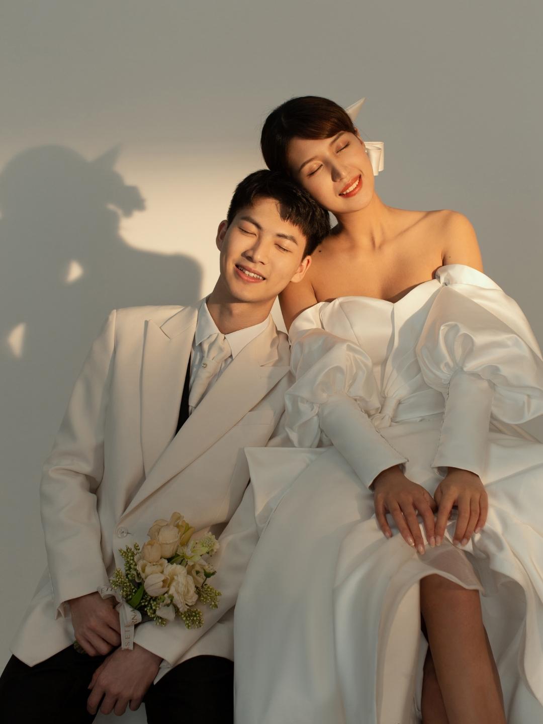 韩式极简光影婚纱照风格特色,一组极简韩式婚纱照