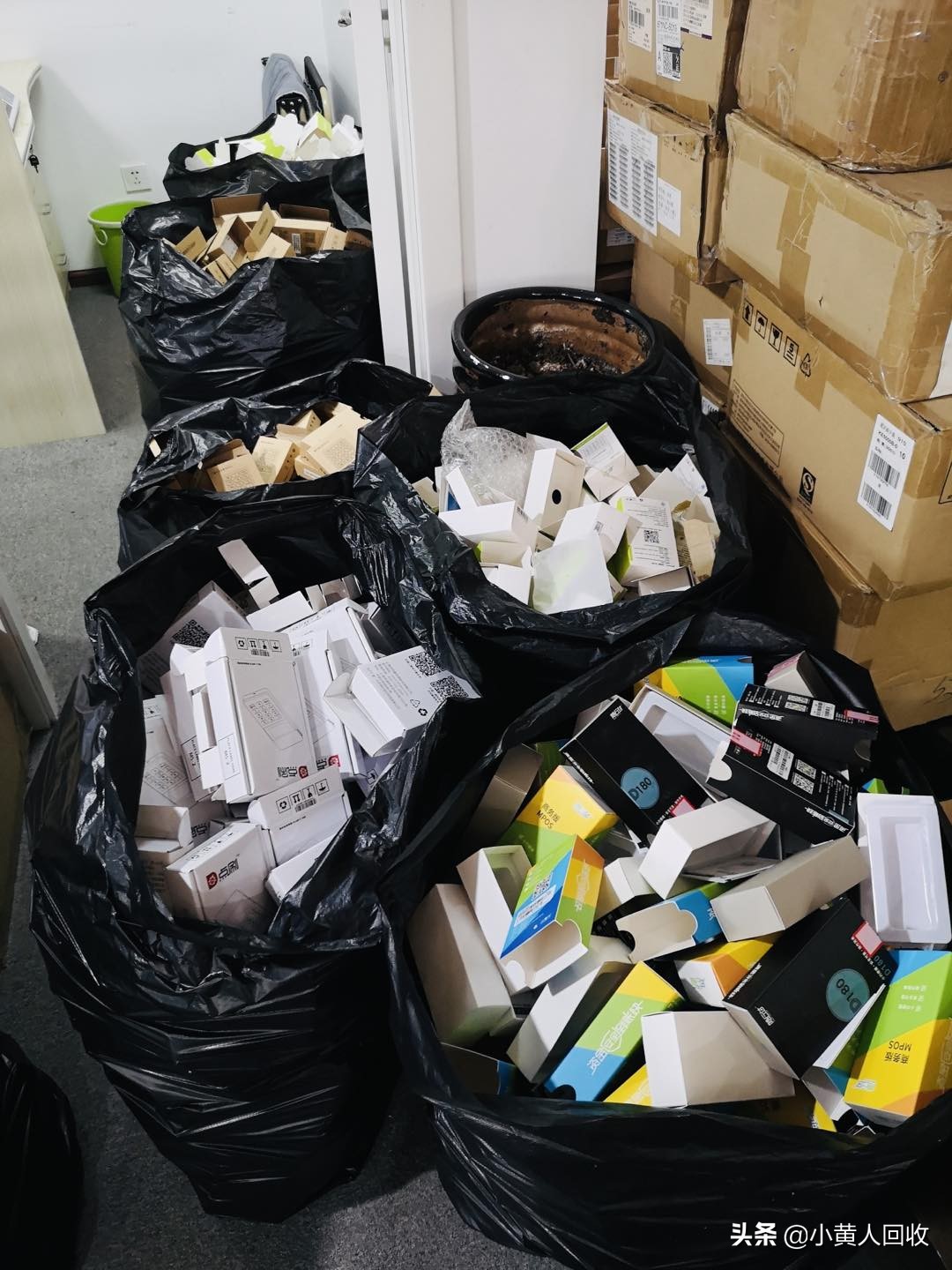 废品回收行业靠啥赚钱？并不是简单凭差价，不信看看下面这几点