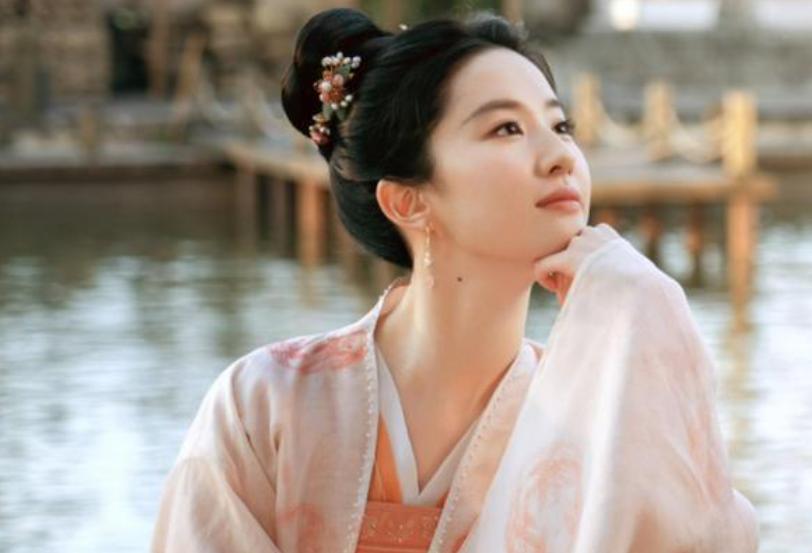 古人衣服为什么拖块布在地上,古代人衣服很长拖地不会弄脏吗