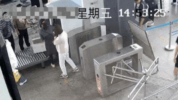 安检错拿背包被找回,着急过安检行李被掉包