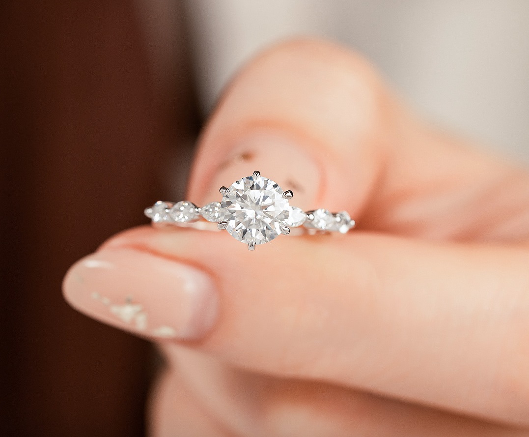 莫桑钻和钻石的区别多少钱一克拉,500克拉的陨石钻石价值是多少