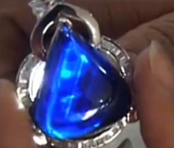 山东发现宝石村：漫山遍野不起眼的碎石头，实际是价值连城蓝宝石