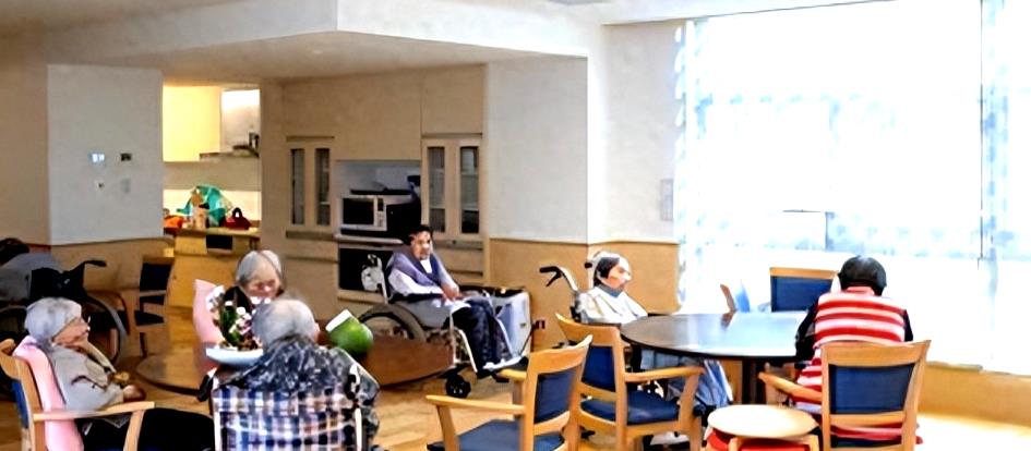 老教授被养老院虐待,89岁老人被护工脱裤殴打