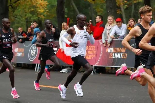 碳板跑鞋3.0pro跟5.0pro哪个好,耐克nikealphaflynext%4代碳板跑鞋