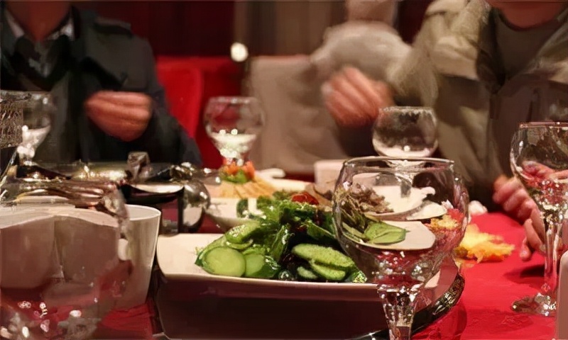 和大人一块喝酒有哪些规矩,和大人喝酒礼仪及说话技巧