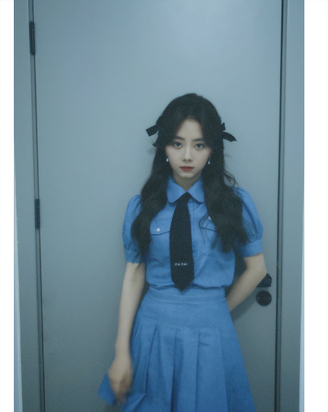 谭松韵西装革履花领带,领带换装谭松韵