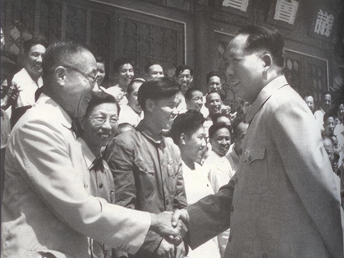 62年溥仪和毛主席聊：我在皇宫时，一顿饭十几个菜，每个菜吃一口