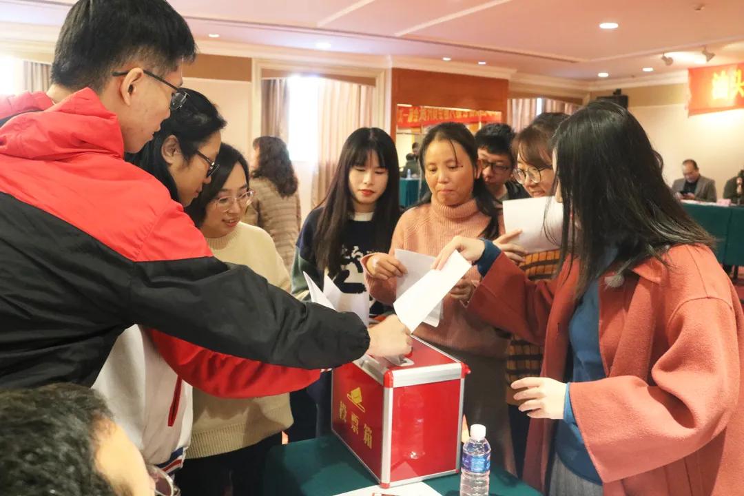 汕头市围棋协会举行换届选举大会，郑汉杰连任会长