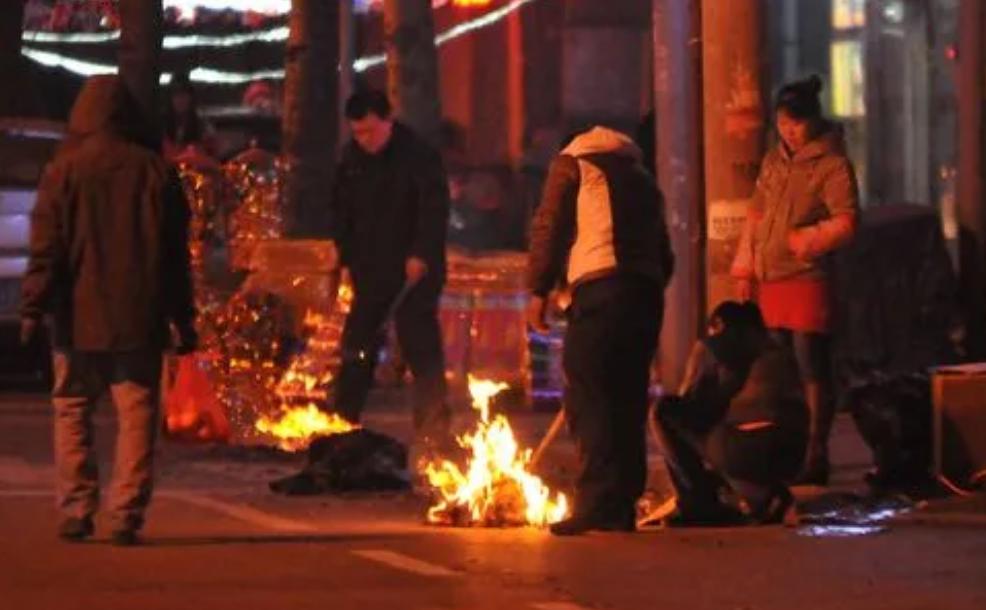 中元节十字路口烧纸钱有什么讲究,中元节在十字路口烧纸钱的讲究