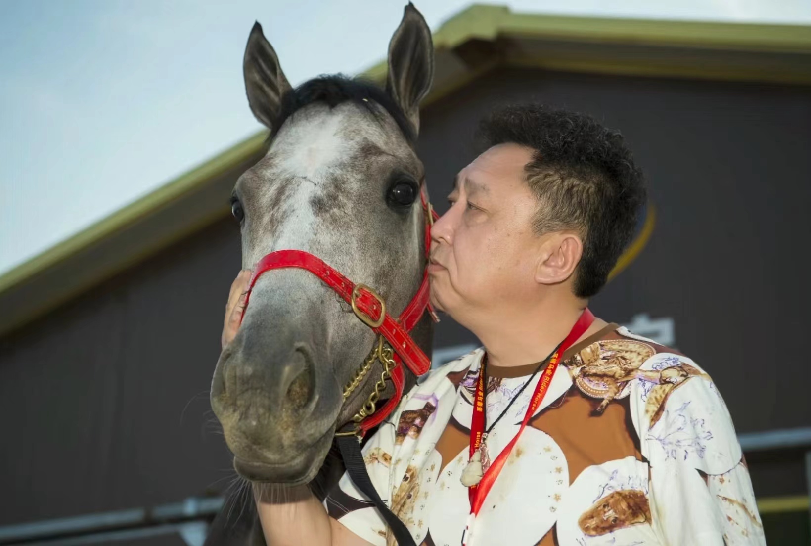 于谦和他的师傅同台谈论郭德纲,于谦假笑男孩
