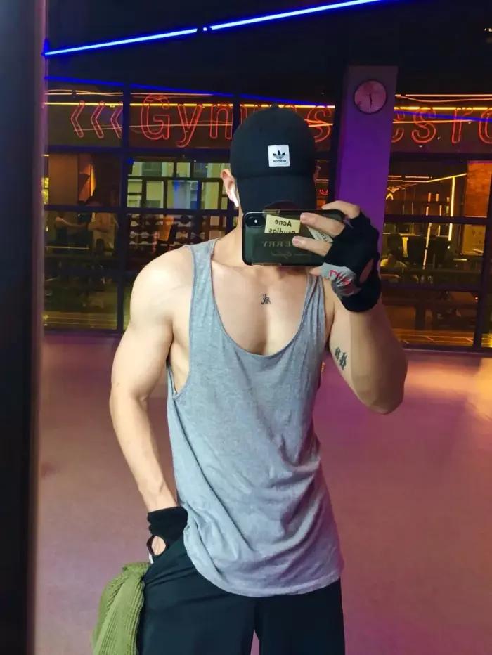 高颜值腹肌小狼狗照片,腹肌小狼狗照片帅气露脸