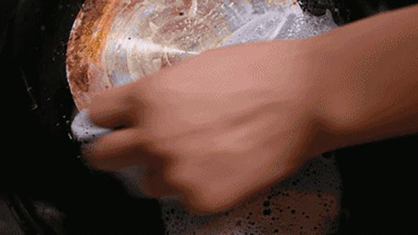 家里的炒菜锅铁锅锅底脏了怎么办,炒菜锅锅底又黑又脏妙招