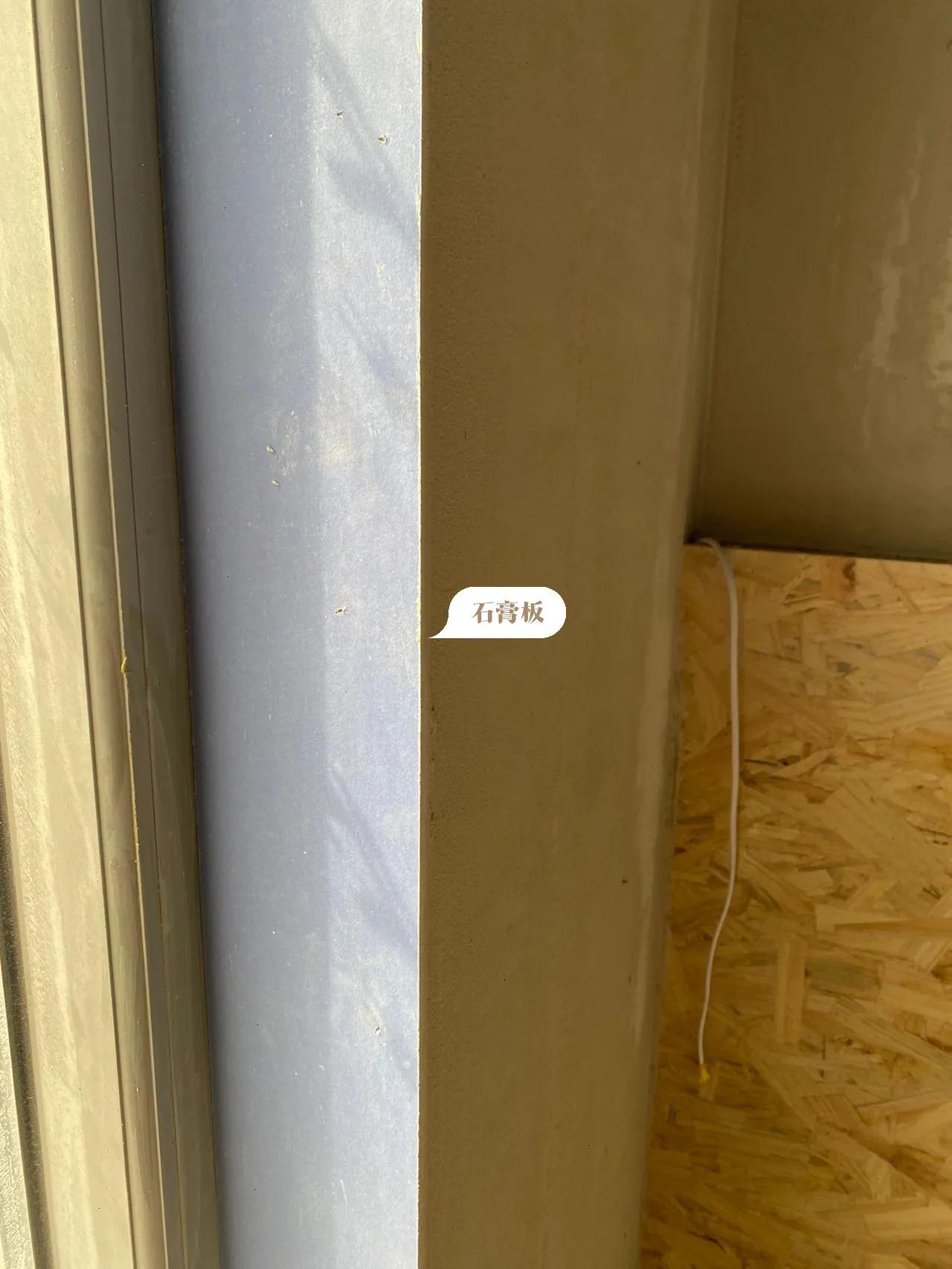 跑了10个工地现场,我终于明白了实木烤漆窗套和不锈钢窗套的区别