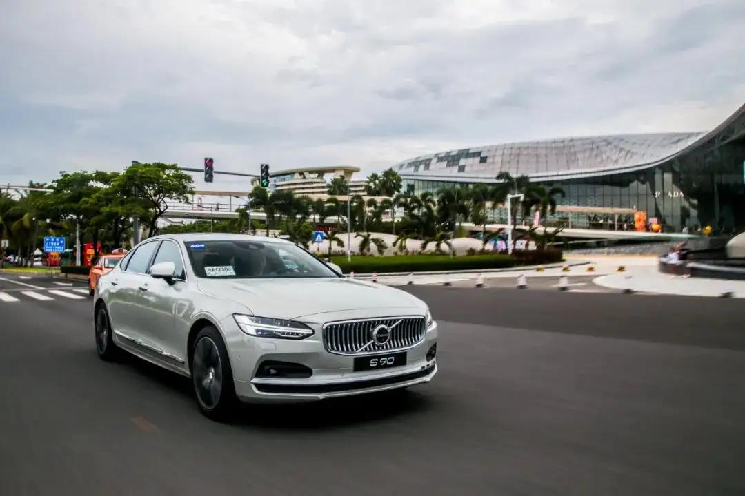 奥迪q4e-tron和沃尔沃c40哪个好,沃尔沃v90cc对比奥迪a6allroad