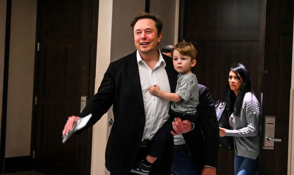 马斯克带小儿子直播,马斯克带2岁儿子入职推特