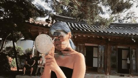 她脱去衣服,在自己皮肤上作画,狂吸63万粉,还能月入百万