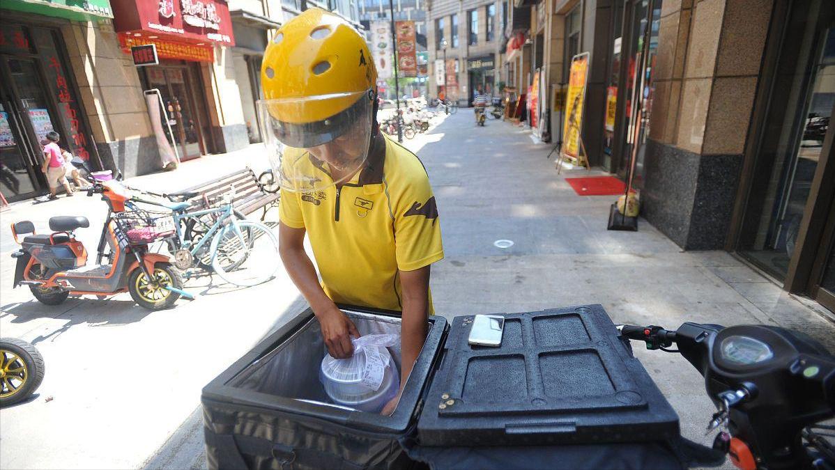 女子点外卖袋子里惊现活老鼠 (泸州市民外卖里发现老鼠)