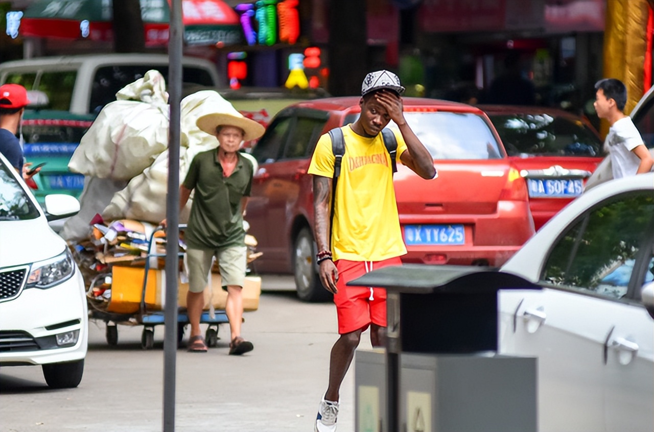 广州三元里黑人倒卖的东西都到哪里去了?看完莫名心疼非洲兄弟!