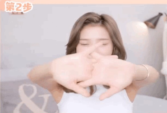 摆脱粗短手指！韩星私下都在练的「漫画手」4动作，让手变直又细