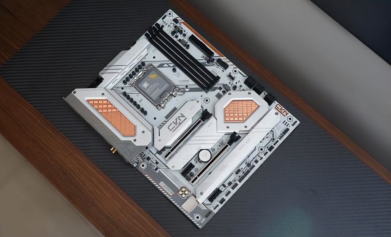 双11装机汇报：13700KF+七彩虹Z790+骨伽天吴T5水冷投入1个W