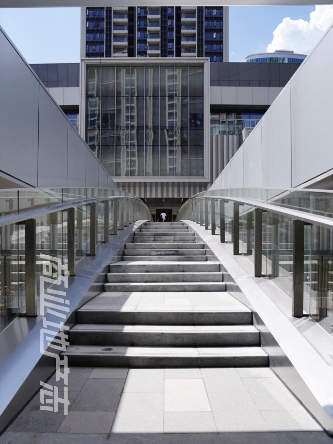 为了提升观察海口万象城的本地化视角,我在海口住了一整周