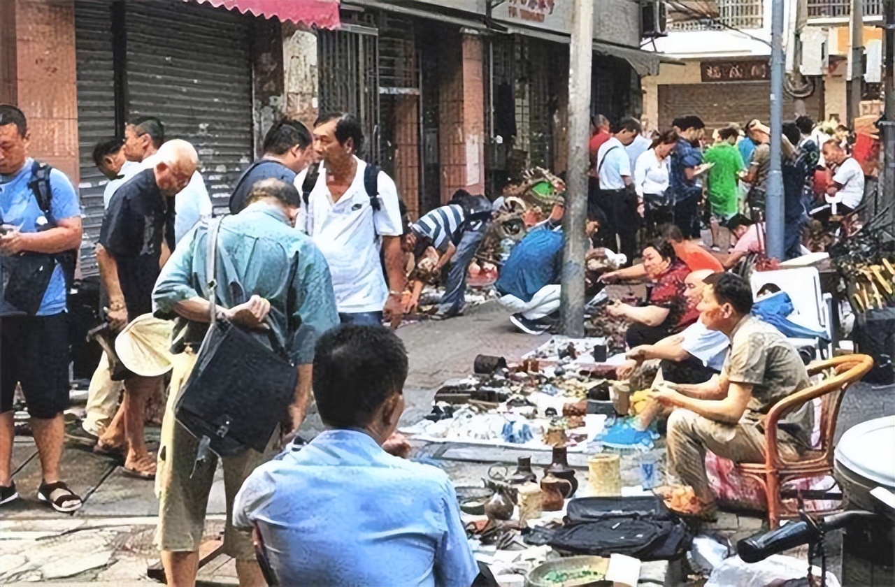 男子地摊卖书最后拍出天价,男子地摊花1万元买了一本古书