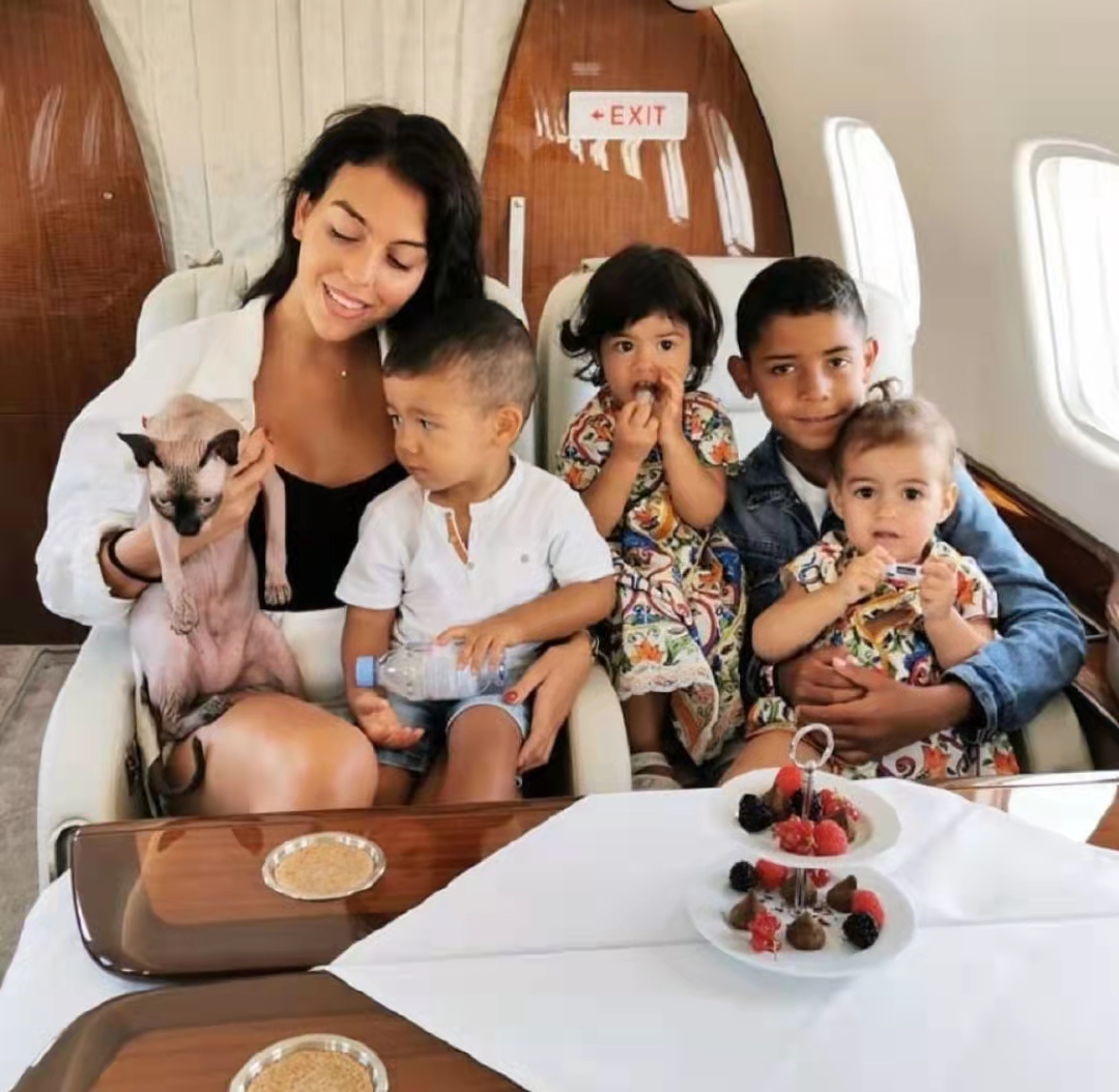 乔治娜晒c罗亲吻她脸颊照,乔治娜晒与c罗合照一生挚爱