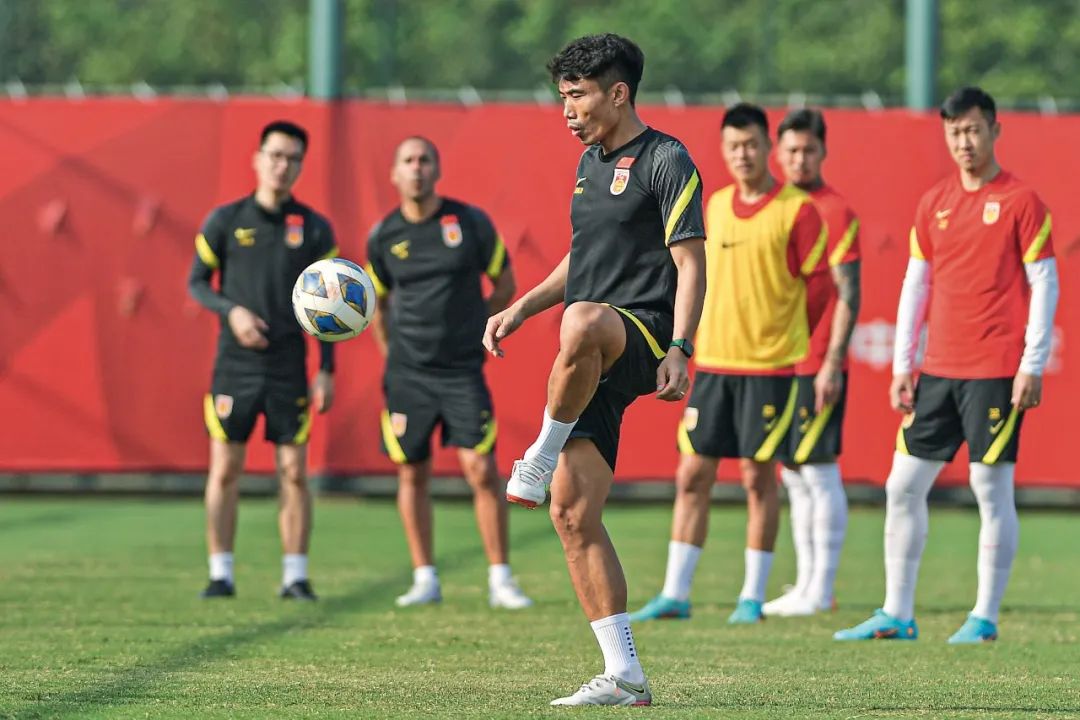 为什么国足的成绩总是那么稳定,国足需要什么样的成绩才不被骂